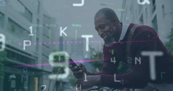 Animação Processamento Dados Financeiros Sobre Homem Afro Americano Usando Smartphone — Vídeo de Stock