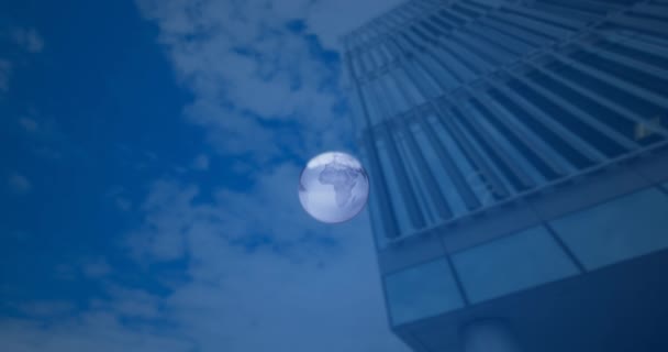Yüksek Binanın Alçak Açılı Görüntüsüne Karşı Dönen Küre Işık Noktasının — Stok video