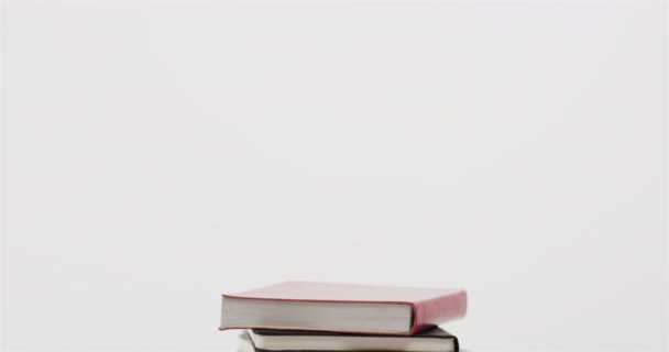 Közelkép Egy Halom Fehér Hátterű Könyvről Lassított Felvételen Olvasás Tanulás — Stock videók