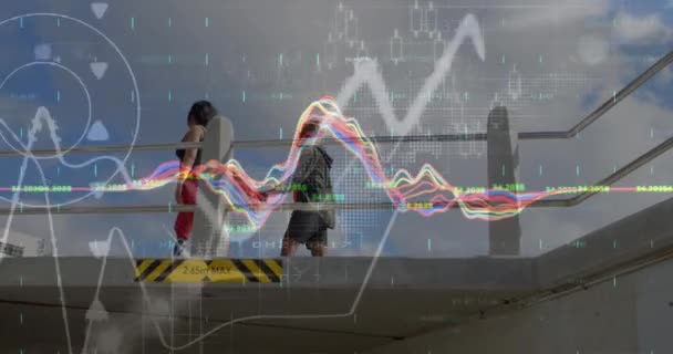 複数のグラフのアニメーション 橋の上に男と義肢歩行を持つアフリカ系アメリカ人女性 デジタル複合体 レポート ビジネス 進捗状況 カップル 一緒に フィットネス — ストック動画