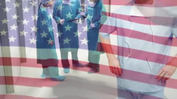 在医院里不同的外科医生身上升起美国国旗 美国爱国主义 医学和医疗服务概念数字视频 — 图库视频影像