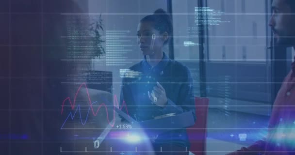 オフィス内の多様なビジネス人に対する財務データ処理のニメーション グローバルビジネス コンピューティング データ処理の概念デジタル生成ビデオ — ストック動画