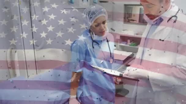 在医院里不同的外科医生身上升起美国国旗 美国爱国主义 医学和医疗服务概念数字视频 — 图库视频影像