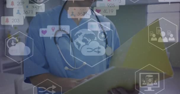 Animering Medicinska Ikoner Och Databehandling Över Kaukasisk Kvinnlig Läkare Global — Stockvideo
