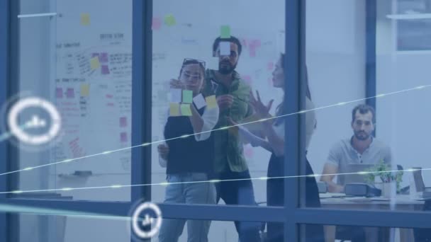 オフィス内の多様なビジネス人に対する接続やデータ処理のネットワークのアニメーション グローバルビジネス コンピューティング データ処理の概念デジタル生成ビデオ — ストック動画