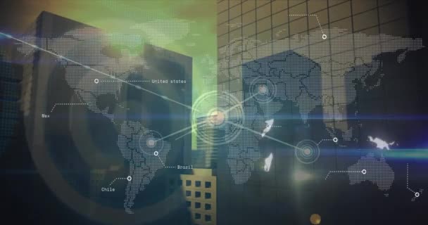 3D背の高い建物モデルに対する接続と世界地図のネットワークのアニメーション グローバルネットワークとビジネステクノロジーのコンセプト — ストック動画