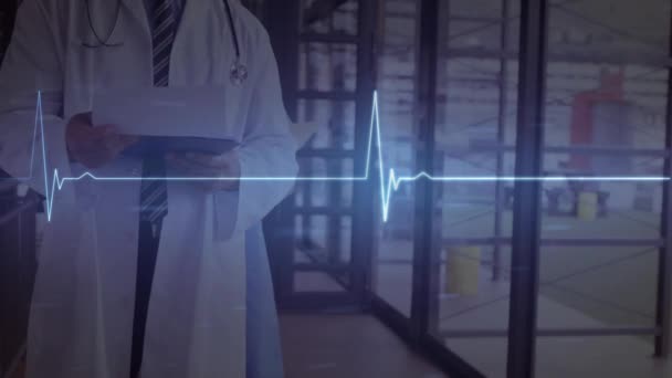 Animation Der Medizinischen Datenverarbeitung Über Kaukasische Männliche Ärzte Mit Akte — Stockvideo