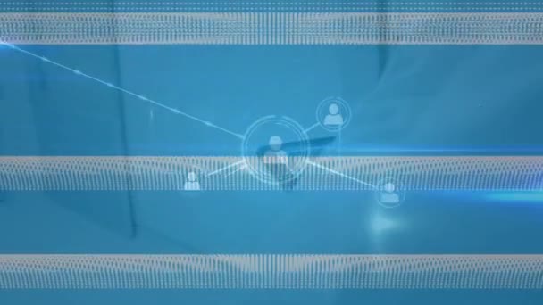 복도에서 태블릿을 사용하는 프로파일 아이콘의 네트워크 애니메이션 — 비디오