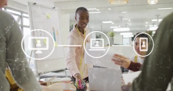 사무실에 사업가들에 데이터 처리를 아이콘들의 애니메이션 글로벌 비즈니스 컴퓨팅 데이터 — 비디오