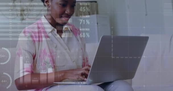 Animacja Przetwarzania Danych Statystycznych Przeciwko Afrykańskiej Amerykance Używającej Laptopa Domu — Wideo stockowe