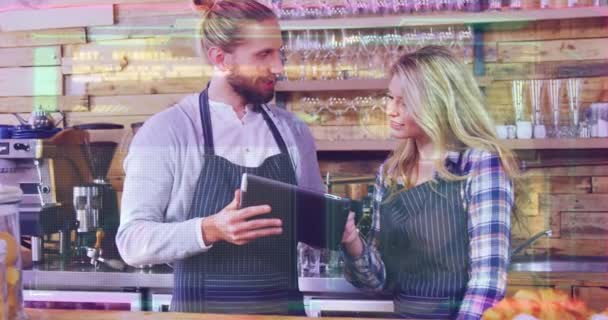 Kafkas Arkadaşlarının Restoranda Dijital Tablet Üzerinde Tartışması Üzerine Bilgisayar Dilinin — Stok video