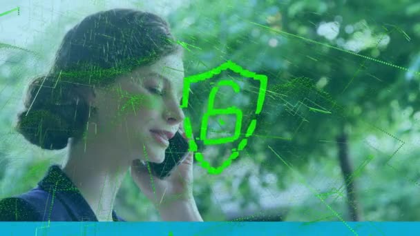 Animace Ikony Bezpečnostního Zámku Nad Bělošskou Podnikatelkou Mluvící Smartphonu Parku — Stock video