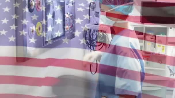 Animering Flagga Usa Över Biracial Kvinnlig Kirurg Ansiktsmask Tittar Röntgen — Stockvideo