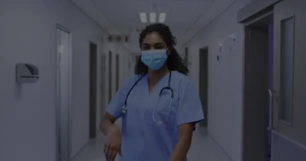 Animace Lékařských Ikon Zpracování Dat Přes Biracial Female Doctor Masce — Stock video
