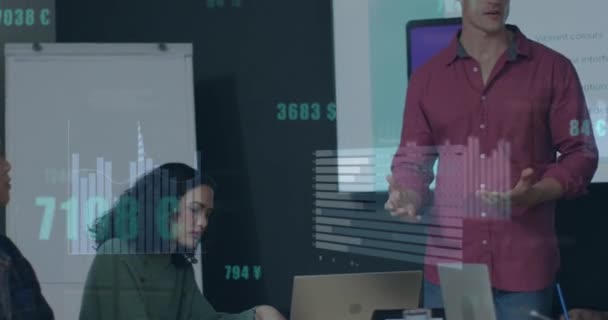 オフィスでプレゼンテーションを行う白人男性に対する統計データ処理のアニメーション ビジネスデータ技術の概念 — ストック動画