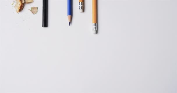 Ansicht Von Bleistiften Und Anspitzer Auf Weißem Hintergrund Zeitlupe Schreibwaren — Stockvideo