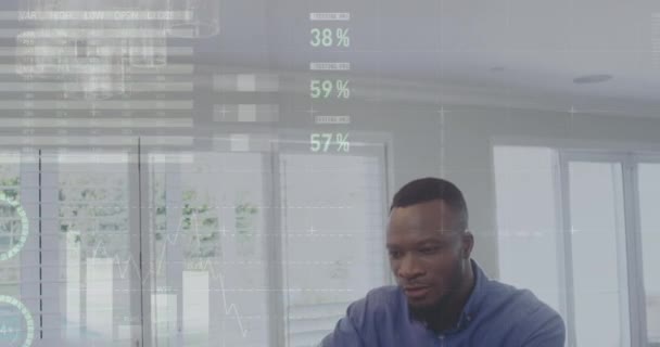 在家里用笔记本电脑对非洲裔美国人进行统计数据处理动画 计算机接口和业务数据技术概念 — 图库视频影像