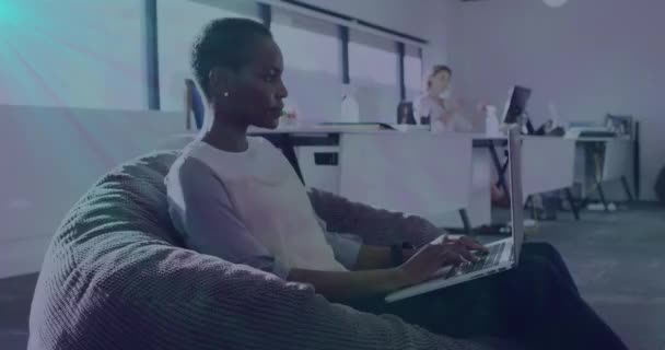 在办公室使用笔记本电脑对非洲裔美国妇女的数字图标网络动画 全球联网和商业技术概念 — 图库视频影像