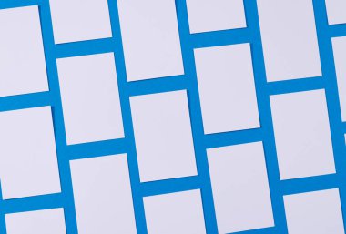 Mavi arka planda fotokopi alanı olan beyaz kartvizitler. İş, kartvizit, kırtasiye ve yazma alanı kavramı.