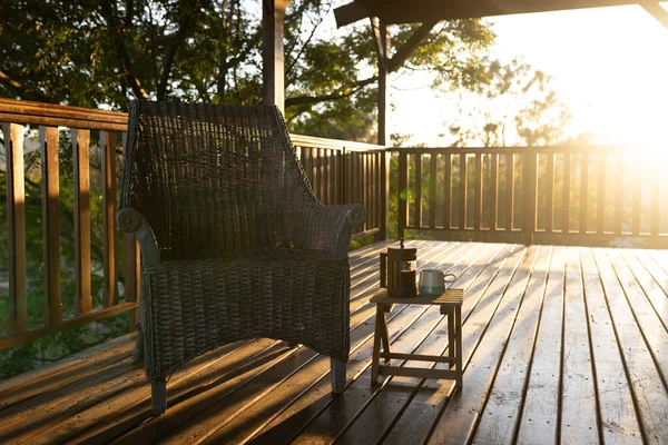 阳光明媚的日子里 带着扶手椅和杯子咖啡的圆顶小木屋 宁静和乡村景观 — 图库照片