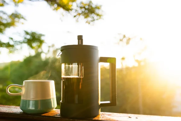 Zblízka Kávový Lis Hrnek Čerstvé Kávy Balkóně Slunečného Dne Příroda — Stock fotografie