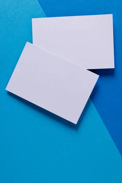 Białe Wizytówki Miejscem Ksero Jasnoniebieskim Tle Wizytówka Wizytówka Materiały Biurowe — Zdjęcie stockowe