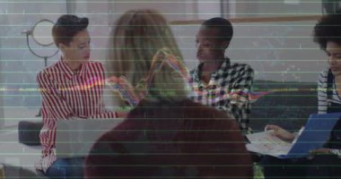 Muhtelif meslekdaşlara karşı veri işleme animasyonu. Belgeleri geçirip ofiste tartışıyorlar. Bilgisayar arayüzü ve iş veri teknolojisi kavramı