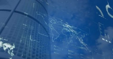 Veri işleme arayüzü ve dünya haritası ile yüksek binanın alçak açılı görüntüsünün animasyonu. Bilgisayar arayüzü ve iş teknolojisi kavramı