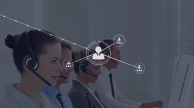 Ofiste çalışan telefon kulaklığı takan çeşitli meslektaşların profilleri. Küresel ağ ve iş teknolojisi kavramı
