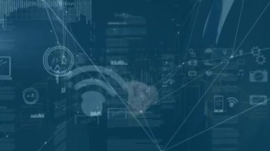 Birbirine bağlı noktaların animasyonu, şehir modeli, beyaz girişimcilerin orta kesimi el sıkışıyor. Dijital bileşik, çoklu pozlama, iletişim, mimari, iş ve teknoloji kavramı.