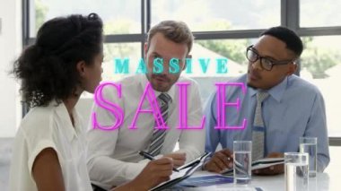 Çeşitli meslektaşların proje tartışmaları ve ofiste notlar yazmaları üzerine devasa satış metinlerinin animasyonu. Dijital bileşim, iş dünyası, takım çalışması, toplantı, pazarlama, alışveriş, bayrak, perakende, reklam.