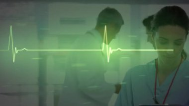Hastanedeki çeşitli doktorlarda tıbbi veri işleme animasyonu. Veri işleme, ilaç ve sağlık hizmetleri konsepti dijital olarak oluşturulmuş video.