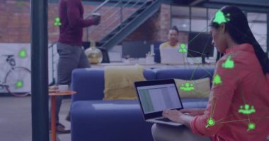 Ofiste dizüstü bilgisayar kullanarak melez bir kadının etrafında dönen iki küresel dijital ikon animasyonu. Küresel ağ ve iş teknolojisi kavramı