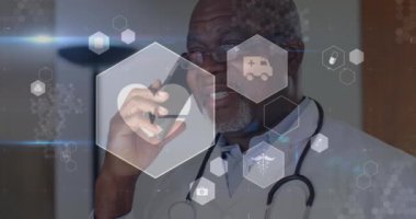Afro-Amerikan erkek doktor üzerinde tıbbi ikonlar ve veri işleme animasyonları. Küresel tıp, sağlık, bilgisayar ve veri işleme kavramı dijital olarak oluşturulmuş video.