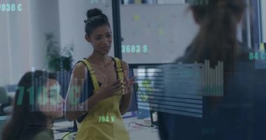 İstatistiksel veri işleme animasyonu. Ofisteki meslektaşlarıyla konuşan melez bir kadın hakkında. Bilgisayar arayüzü ve iş veri teknolojisi kavramı