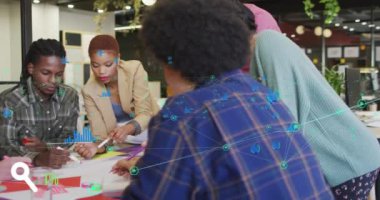 Toplantıda çeşitli iş arkadaşlarının dokümanlar üzerinde tartışmaları üzerine bağlantılı grafiklerin ve noktaların animasyonu. Dijital bileşim, rapor, iş dünyası, takım çalışması, beyin fırtınası, fikirler, ağ oluşturma, ofis.