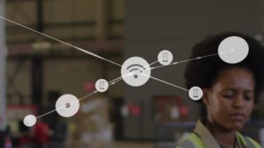 Depoda çalışan Afro-Amerikan kadın ve erkek üzerine bağlı telefon ve kablosuz internet ikonlarının animasyonu. Dijital bileşik, internet, teknoloji, takım çalışması, iş, yüz, nakliye ve lojistik.