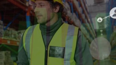 Dolu profil simgelerinin, grafiklerin, kalp şeklinin, depoda konuşan çeşitli işçilerin animasyonları. Dijital bileşik, sosyal medya, ağ, teknoloji, takım çalışması, nakliye ve lojistik.