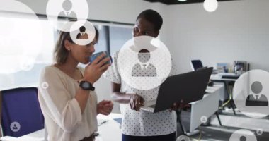 Ofiste dizüstü bilgisayarla tartışan iki farklı kadına karşı yüzen profil simgelerinin animasyonu. Bilgisayar arayüzü ve iş teknolojisi kavramı