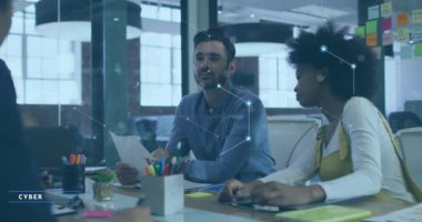 Birbirine bağlı noktaların animasyonu, farklı kişilerin toplantıda meslektaşlarıyla tartışması üzerine altıgenler oluşturuyor. Dijital kompozit, telekomünikasyon, ağ, iş dünyası, takım çalışması, fikirler, planlama, ofis.