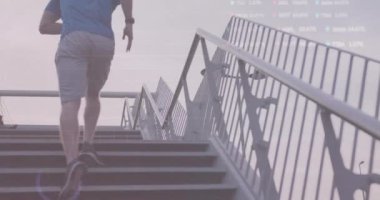 Ticaret kurulunun animasyonu ve gökyüzünün altında koşan beyaz adamın birden fazla grafiği. Dijital bileşik, egzersiz, fitness, dikey görüş, şehir, yatırım, finans, rapor, iş, teknoloji.