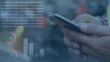 Akıllı telefon kullanan beyaz adamın finansal veri işleme animasyonu. Küresel iş, finans, hesaplama ve veri işleme kavramı dijital olarak oluşturulmuş video.