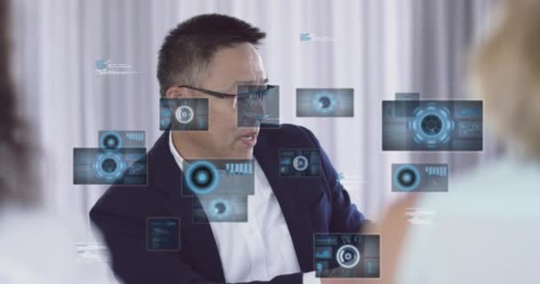 Animering Databehandling Mot Asiatisk Senior Affärsman Som Pratar Med Sitt — Stockvideo