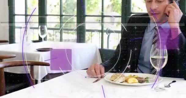 食品を食べながら携帯電話で話すグリッチ技術 サークル 原因アジアのビジネスマンのアニメーション デジタル複合体 複数の露出 レストラン 抽象的な概念 — ストック動画