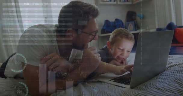 家庭でラップトップを使用して白人男性と息子に対する統計データ処理のアニメーション コンピュータインターフェイスとビジネスデータテクノロジーの概念 — ストック動画