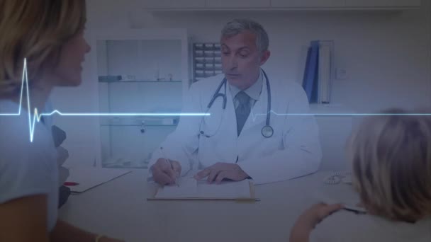 患者との白人男性医師以上の医療データ処理のアニメーション データ処理 ヘルスケアサービスの概念デジタル生成ビデオ — ストック動画
