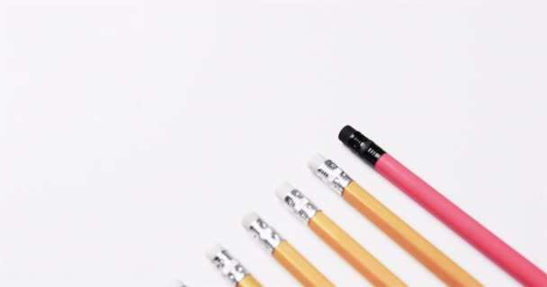 在白色背景上以慢动作排列的铅笔的闭合 文具用品 学校和教育概念 — 图库视频影像