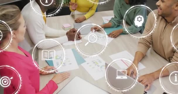 通过在办公室里各自为政的同事组成的团队来制作数字图标 团队精神和业务技术概念 — 图库视频影像