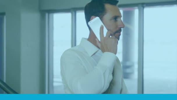 Beyaz Adamının Havaalanında Akıllı Telefondan Konuştuğu Veri Işleme Animasyonu Küresel — Stok video