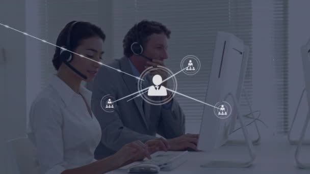 Ofiste Çalışan Telefon Kulaklığı Takan Çeşitli Meslektaşların Profilleri Küresel Teknolojisi — Stok video